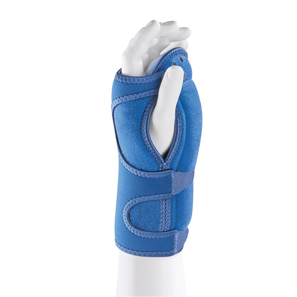 Blauwe polsbrace. Verpakking met productnaam en merk. Persoon in bed met brace om de pols.