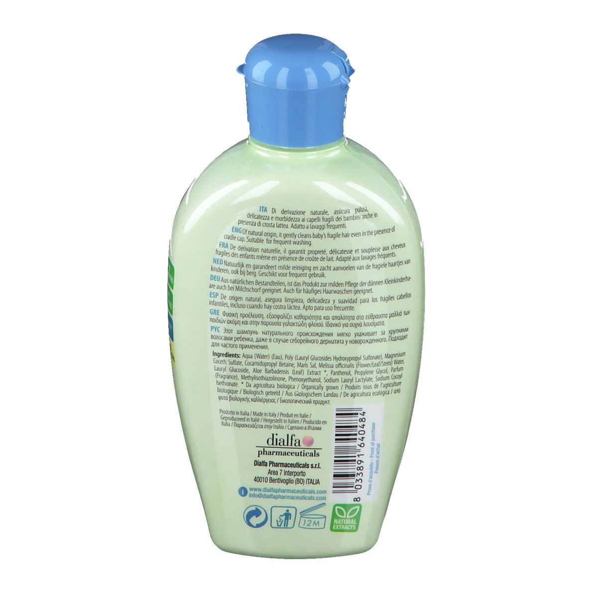 Achterkant van een lichtgroene Baby Kitty shampoo fles met blauwe dop. Meertalige tekst, ingrediënten en fabrikant informatie.