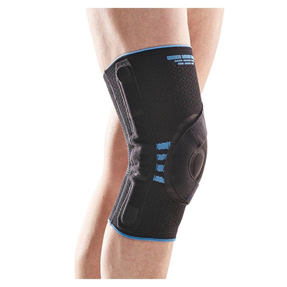 Genouillère noire. Accents bleus. Fermetures velcro et renforts. Portée sur une jambe.