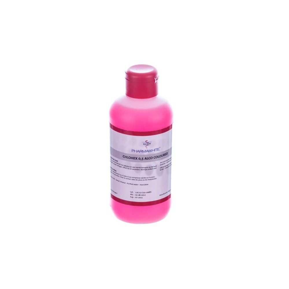 Fles met roze vloeistof. Etiket met tekst, waaronder Pharmawhite Chlohex 0,5 %.