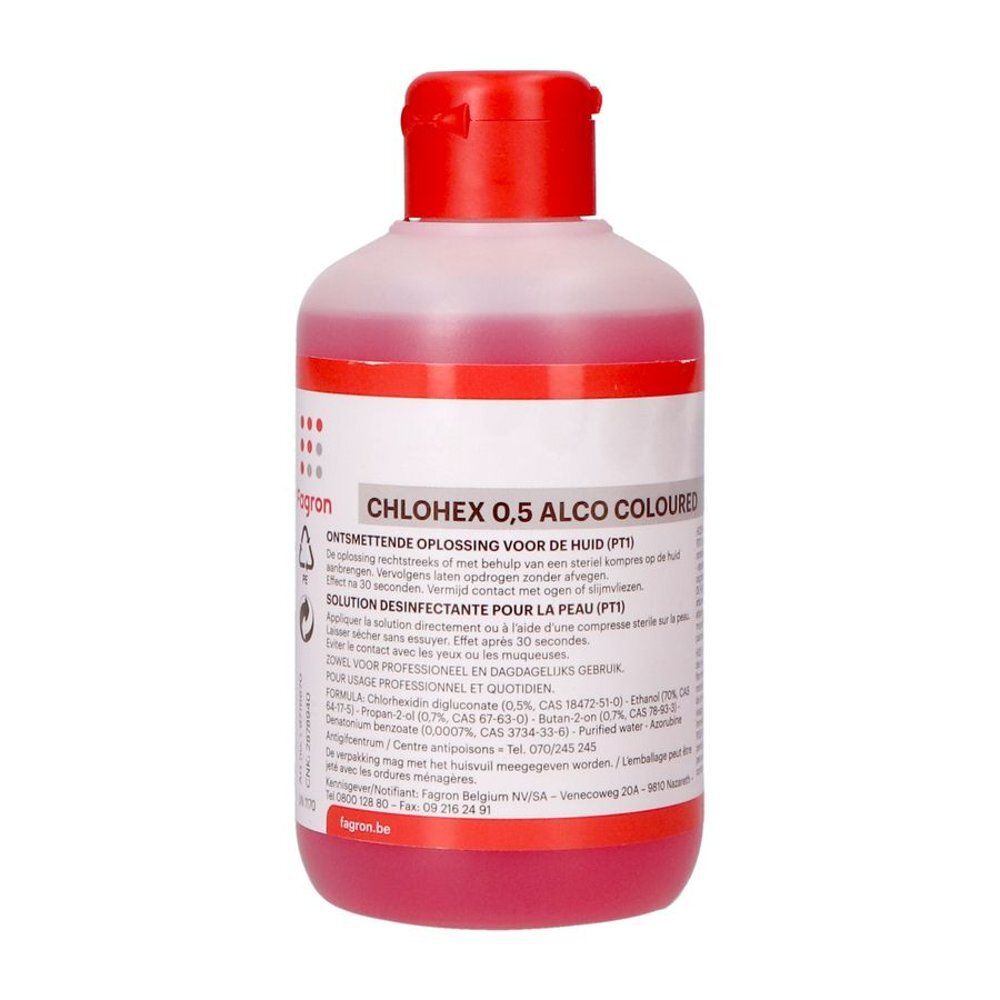 Fles met rode vloeistof. Etiket met tekst, waaronder Chlohex 0,5 Alco Coloured.