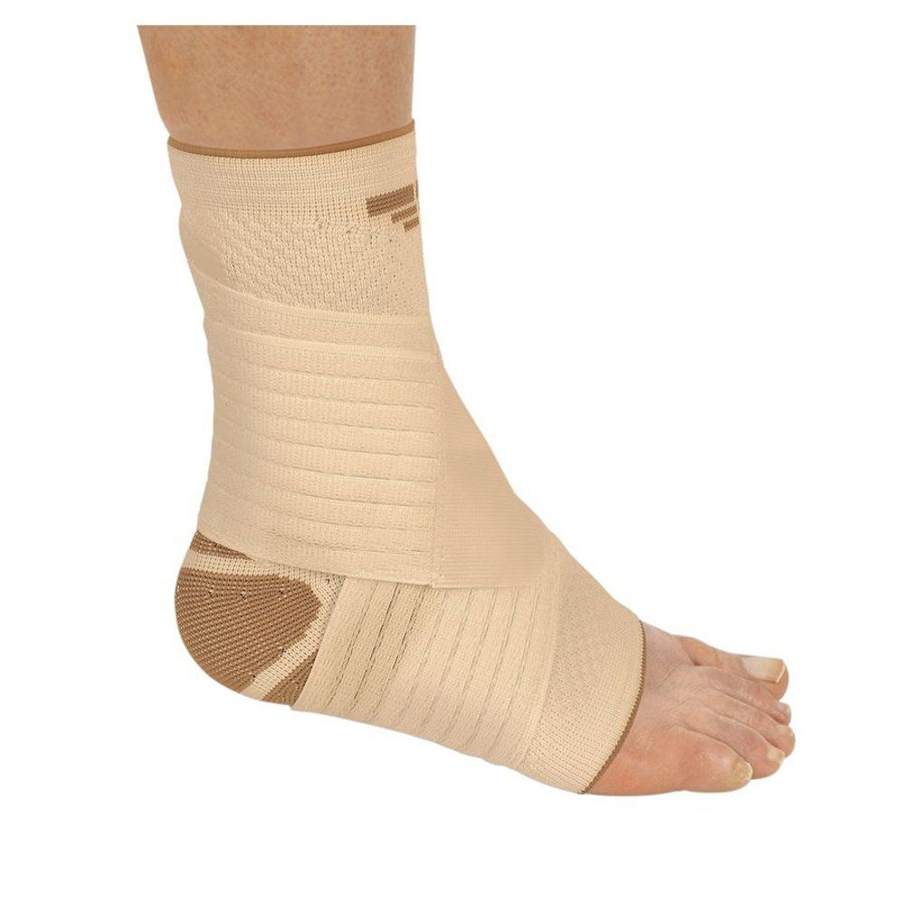 Attelle de cheville beige et marron. Matériau élastique avec renforts et fermeture velcro. Vue latérale d'un pied.