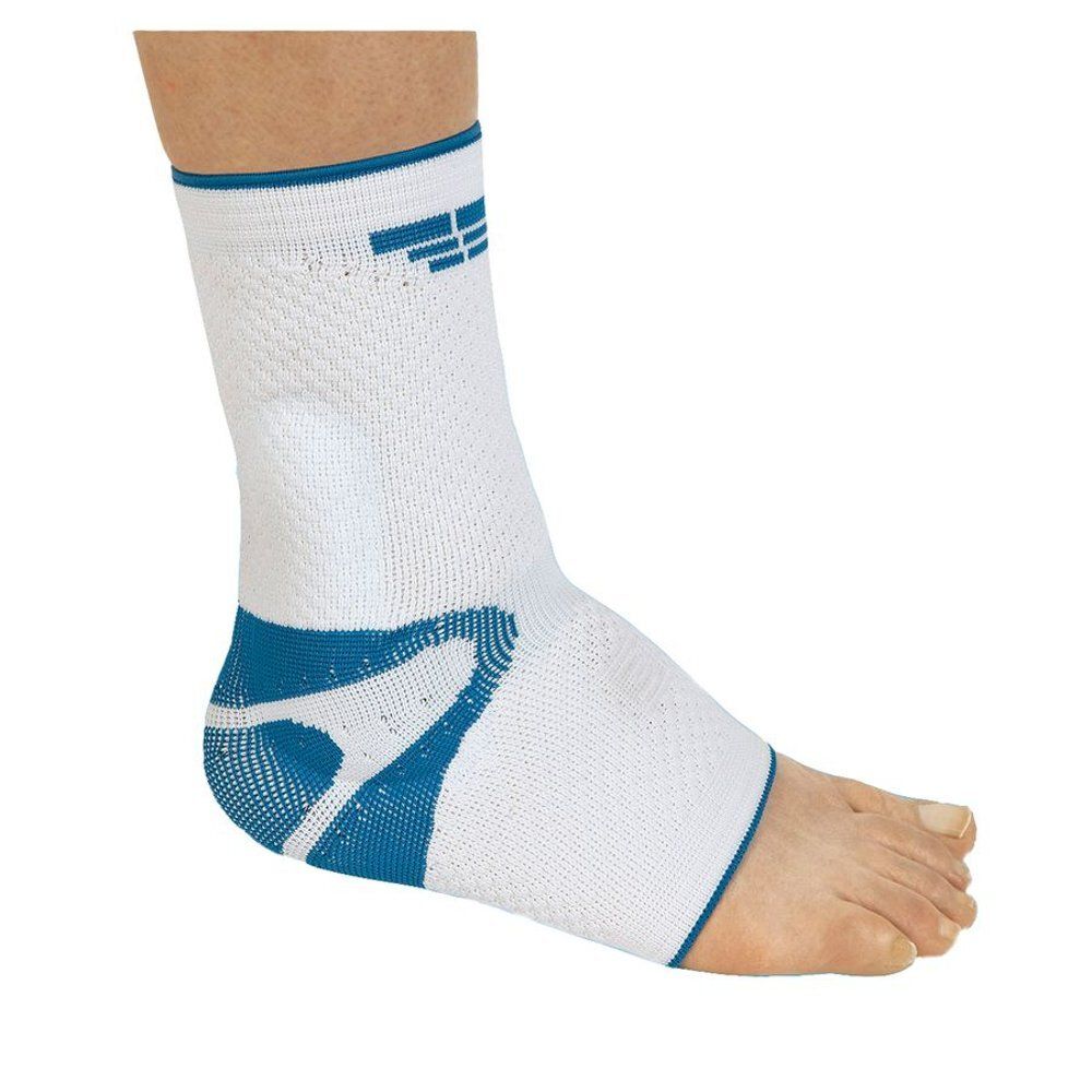 Attelle de cheville blanche et bleue. Logo visible. Produit porté sur un pied.