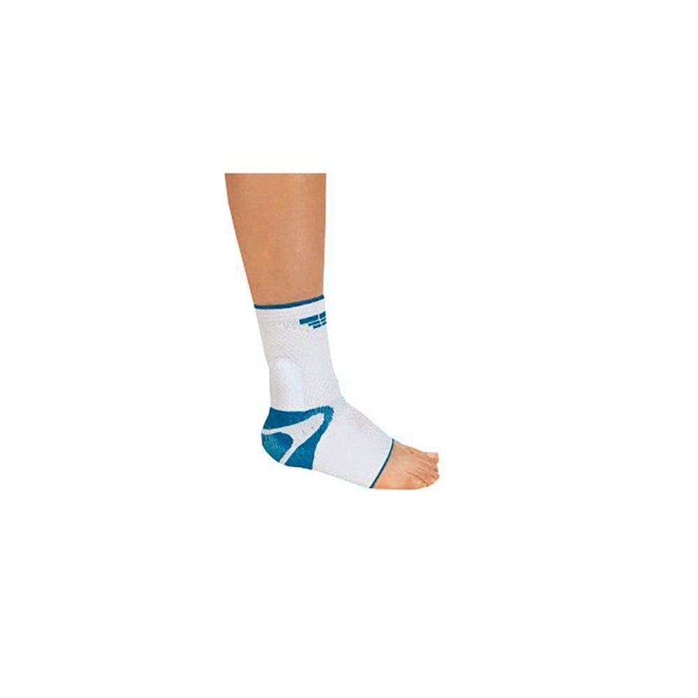 Witte enkelbrace met blauwe accenten. Gedragen op de voet. Toont het product op het been. Blauwe details en logo.