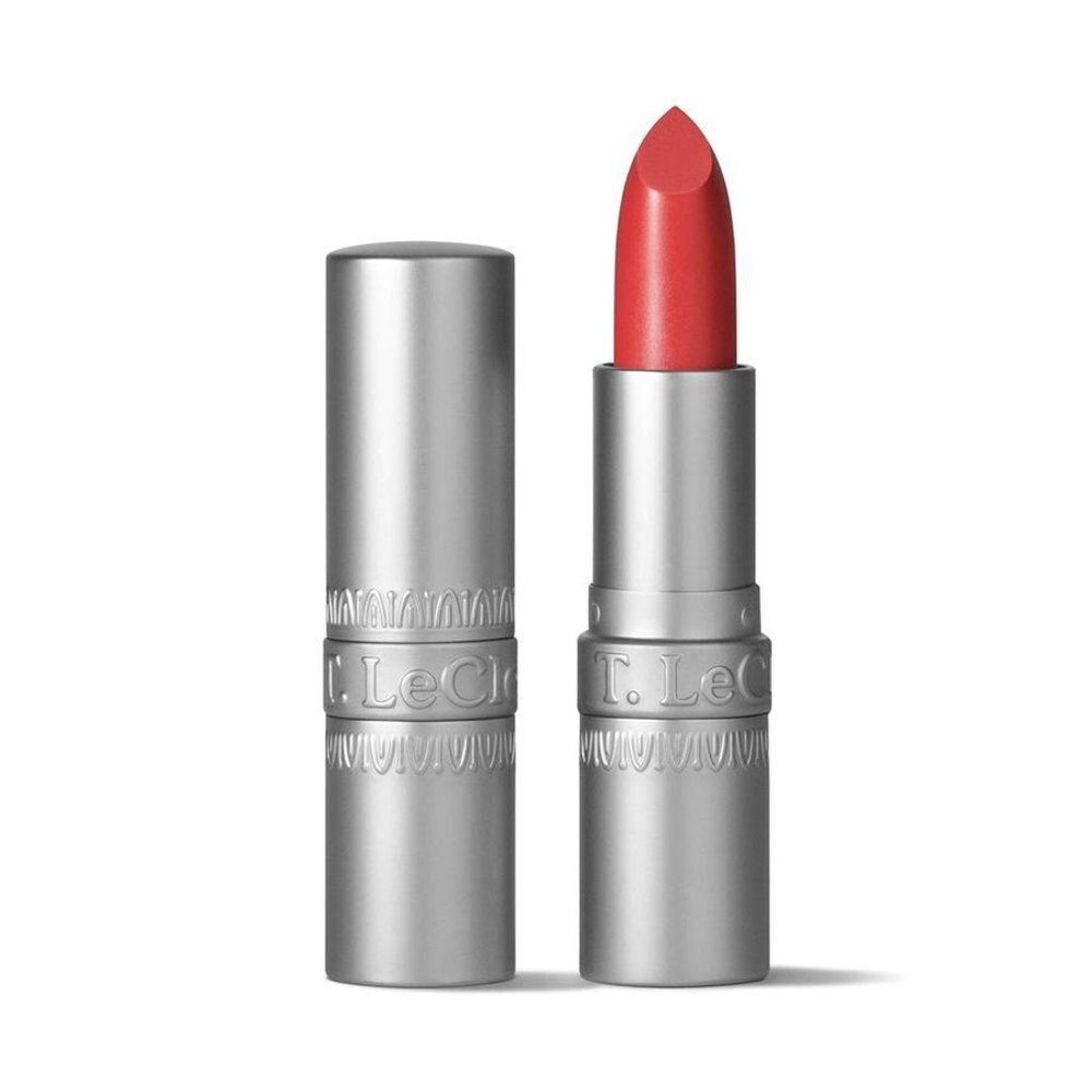 Twee lipsticks in zilveren hulzen. De lipstick is rood.