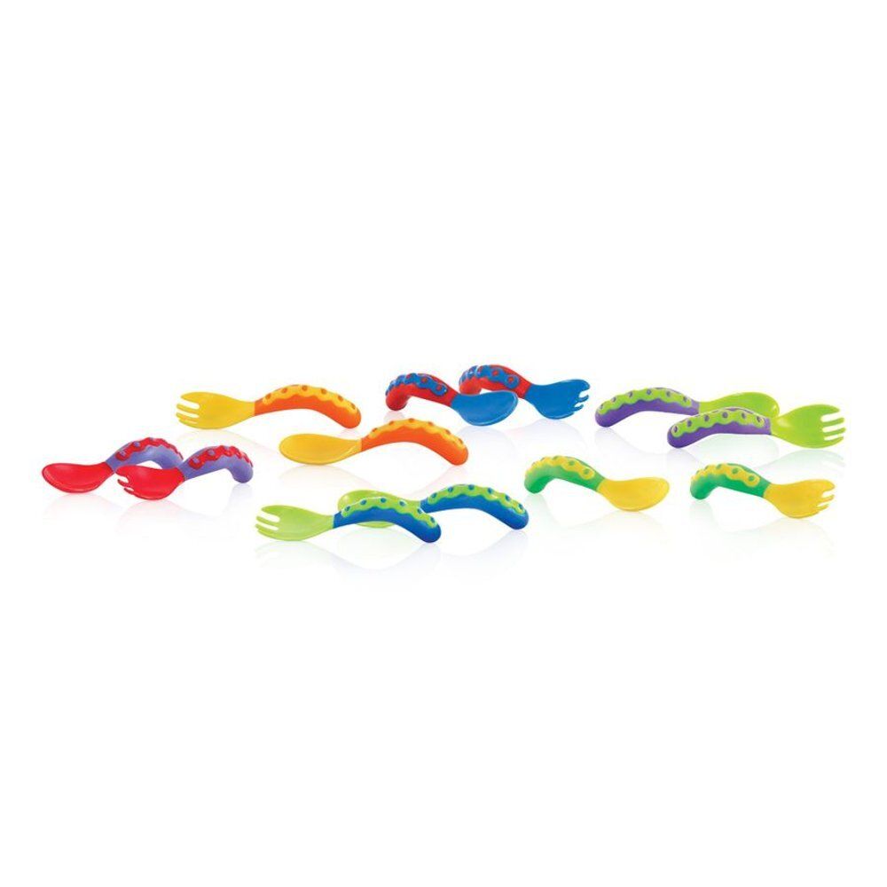 Plusieurs cuillères et fourchettes de différentes couleurs. Poignées à picots. Sur fond blanc.