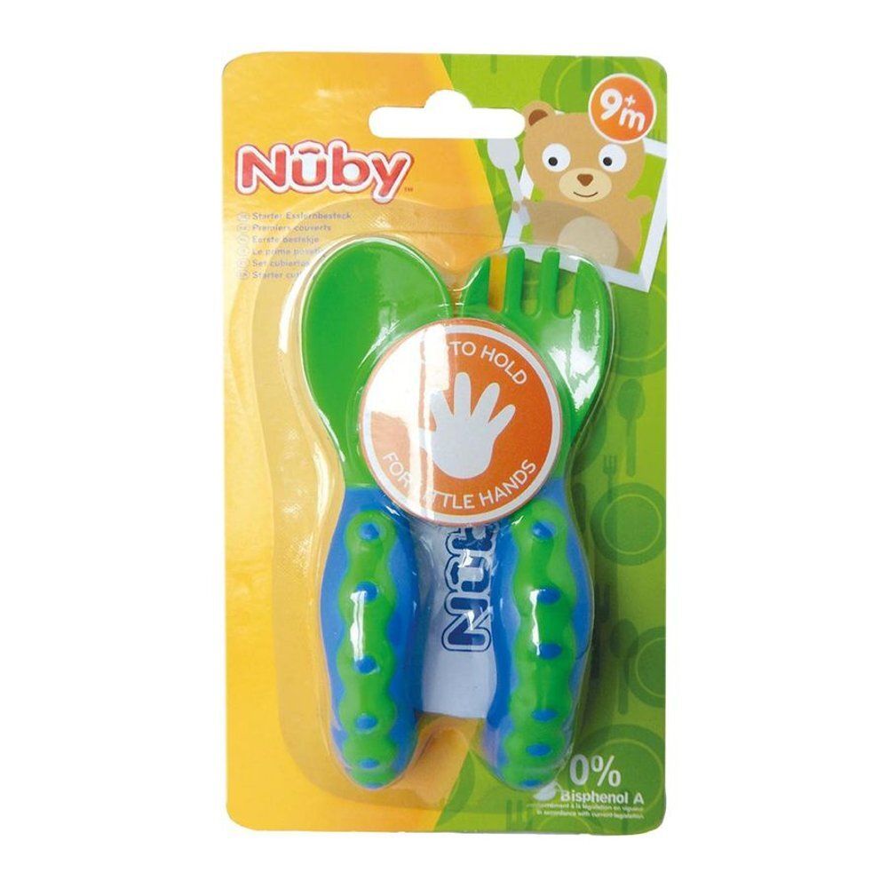 Verpakking met lepel en vork. Groene en blauwe handvatten. Tekst: NUBY, 9m, FOR LITTLE HANDS.
