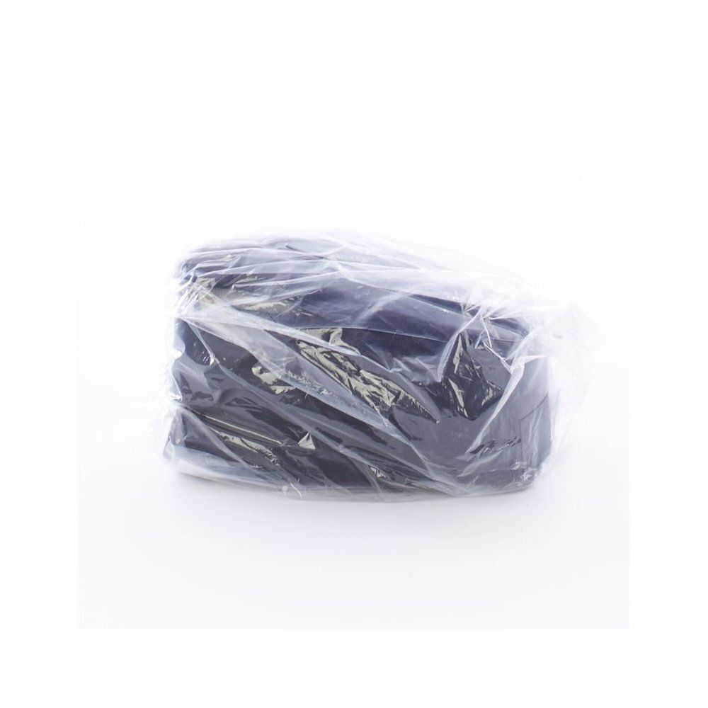 Objet noir emballé dans du film transparent. Sur fond blanc.