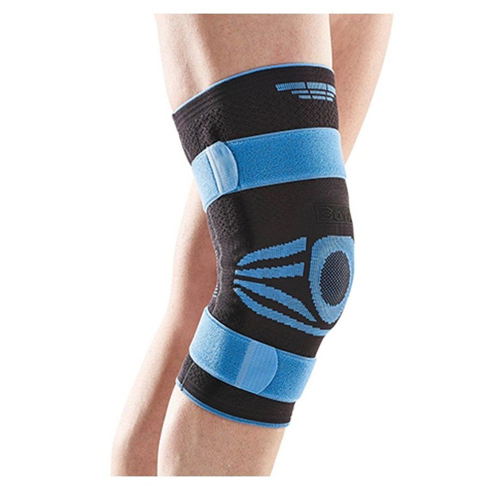 Orthèse de genou noire et bleue sur une jambe. Sangles réglables et rembourrage. Logo en haut.