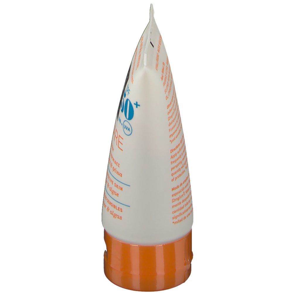 Vue latérale de l'extrémité du tube. Bouchon orange. Informations produit sur fond blanc.