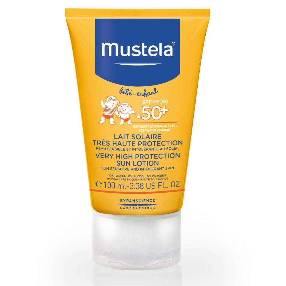 Gele tube Mustela bébé-enfant SPF 50+. Lait solaire très haute protection. Tekst in het Frans en Engels. Witte dop.