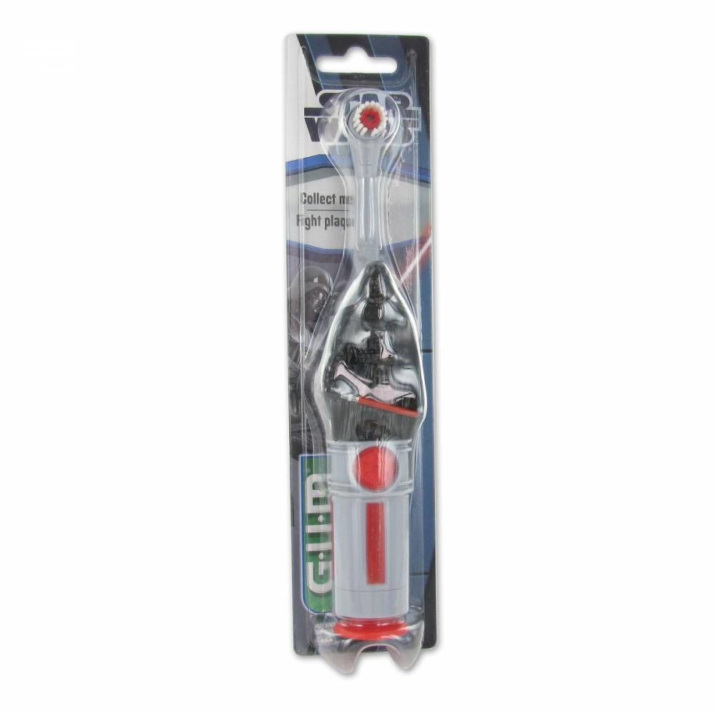 Tandenborstel in verpakking. De handgreep is wit met een rode accent. De borstelkop is transparant. Het Star Wars logo staat op de verpakking.