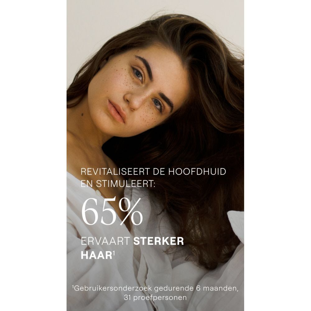 Vrouw met bruin haar. Tekst: Revitaliseert de hoofdhuid. 65% ervaart sterker haar.