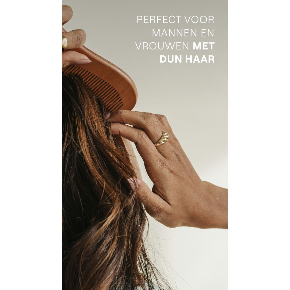 Hand kamt bruin haar. Tekst: Perfect voor mannen en vrouwen met dun haar.