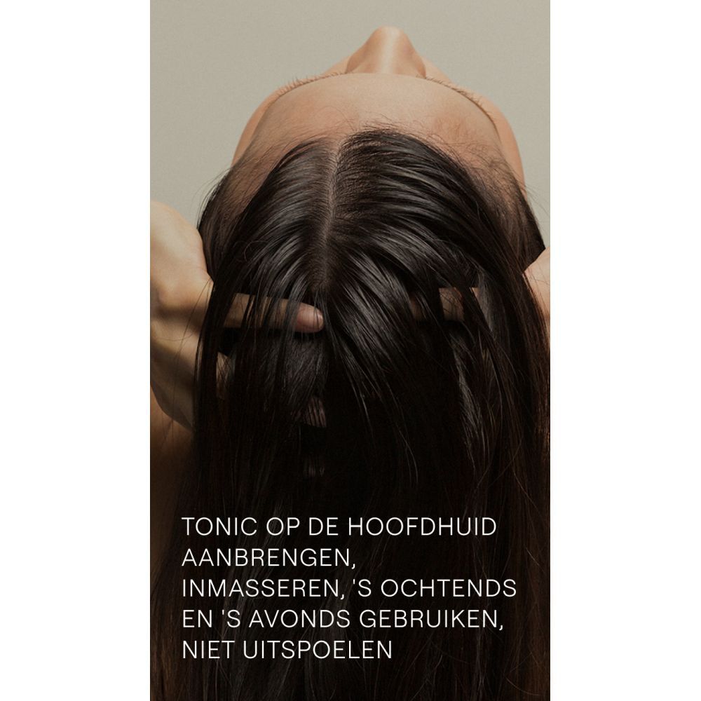 Persoon masseert hoofdhuid. Tekst: 's Ochtends en 's avonds aanbrengen, inmasseren, niet uitspoelen.