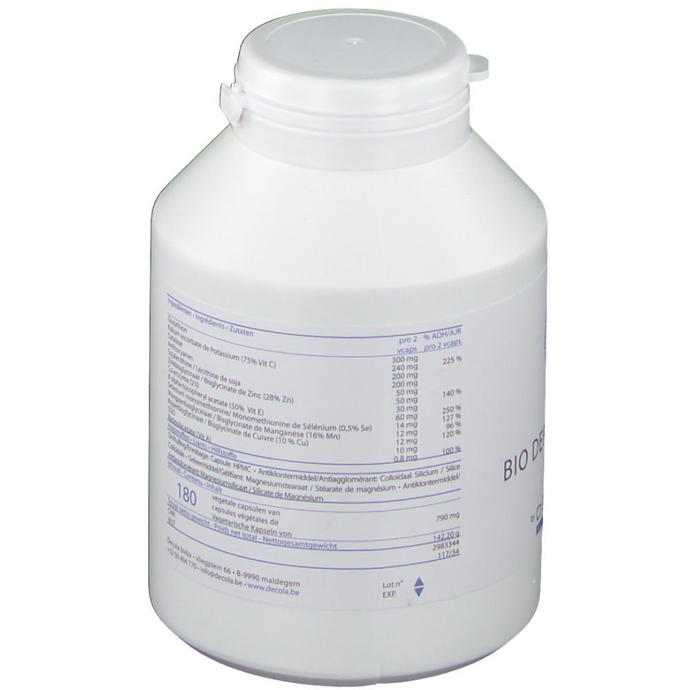 Witte fles met schroefdop. Achterkant met tekst en tabellen. Bevat informatie over ingrediënten en hoeveelheid.