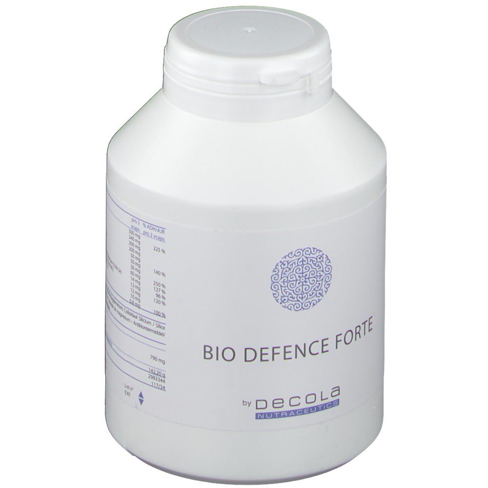 Witte fles met schroefdop. Opschrift: BIO DEFENCE FORTE. Logo en tekst: by Decola Nutraceuticals. Achterkant met tekst.
