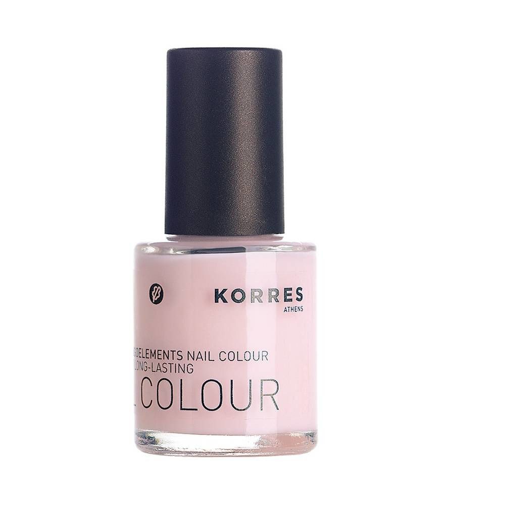 Roze nagellakfles. Zwarte dop. Merk Korres, belettering. Productaanduiding: Elements Nail Colour.