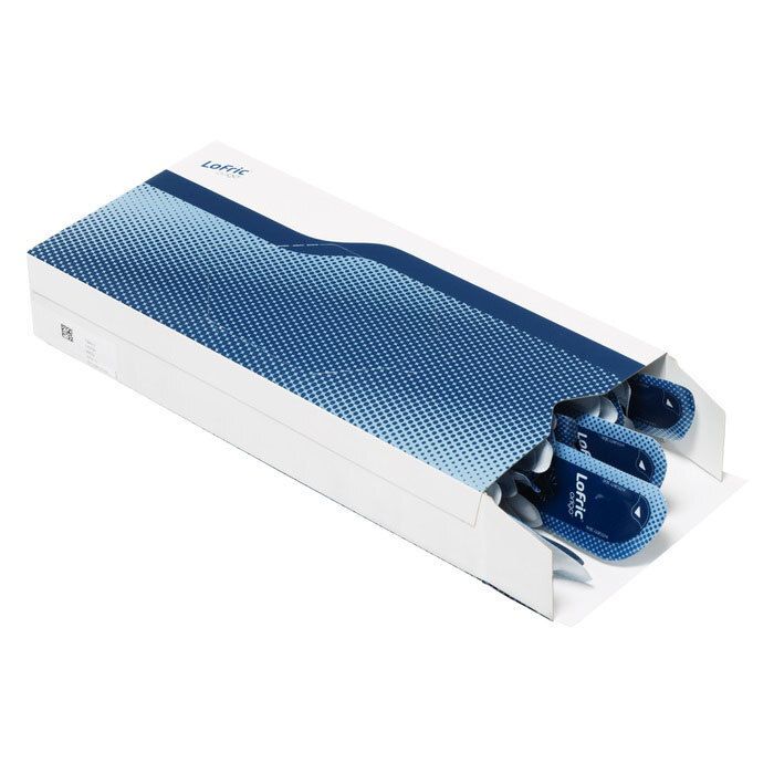 Boîte ouverte contenant des emballages individuels bleus. Marque 'LoFric'.