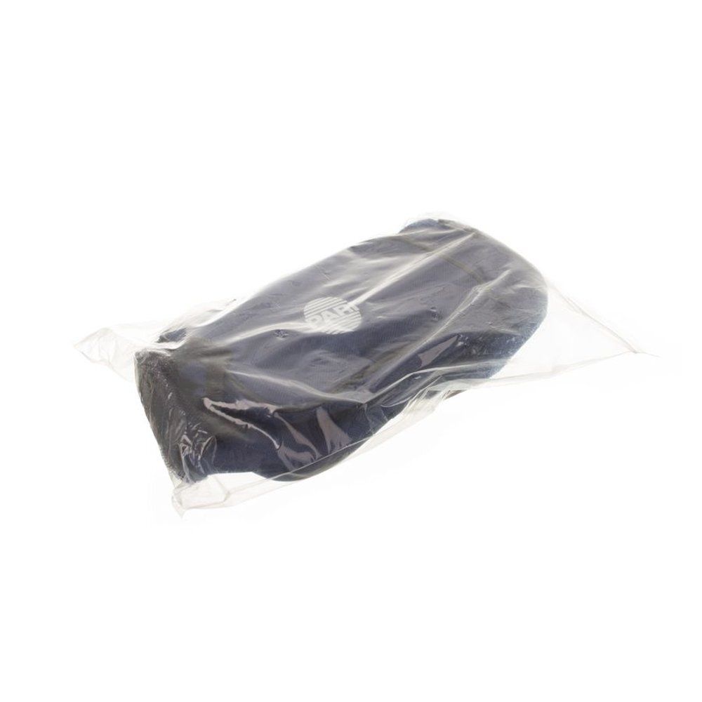 Produit bleu foncé dans un emballage plastique transparent. Forme allongée et légèrement incurvée.