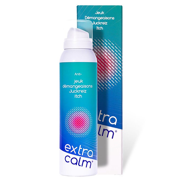 Sprayfles en doos. Opschrift: extra calm. Tegen jeuk. Blauw-groene kleurovergang. Rode cirkel.