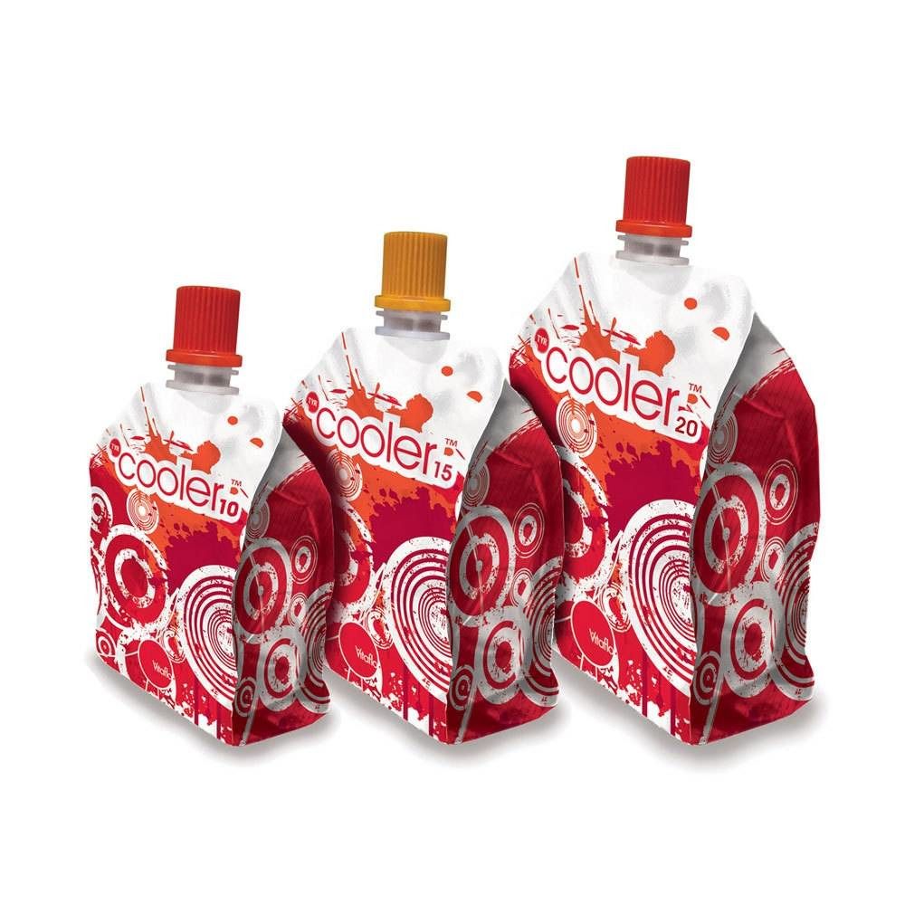 Drie zakjes met rood en wit design. Opschrift "cooler" en cijfers. Rode en gele doppen.