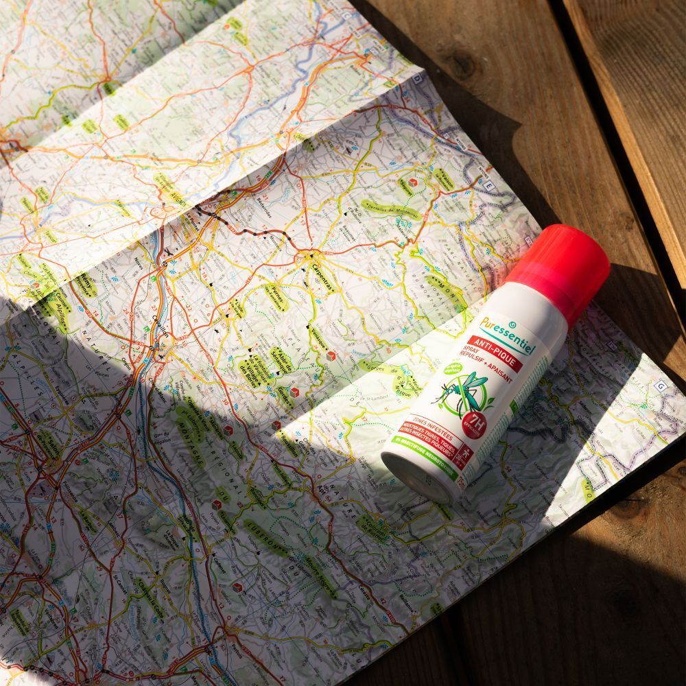 Puressentiel Anti-Bite Spray fles met rode dop. Toont een mug, 7H bescherming en 'origine végétale'.