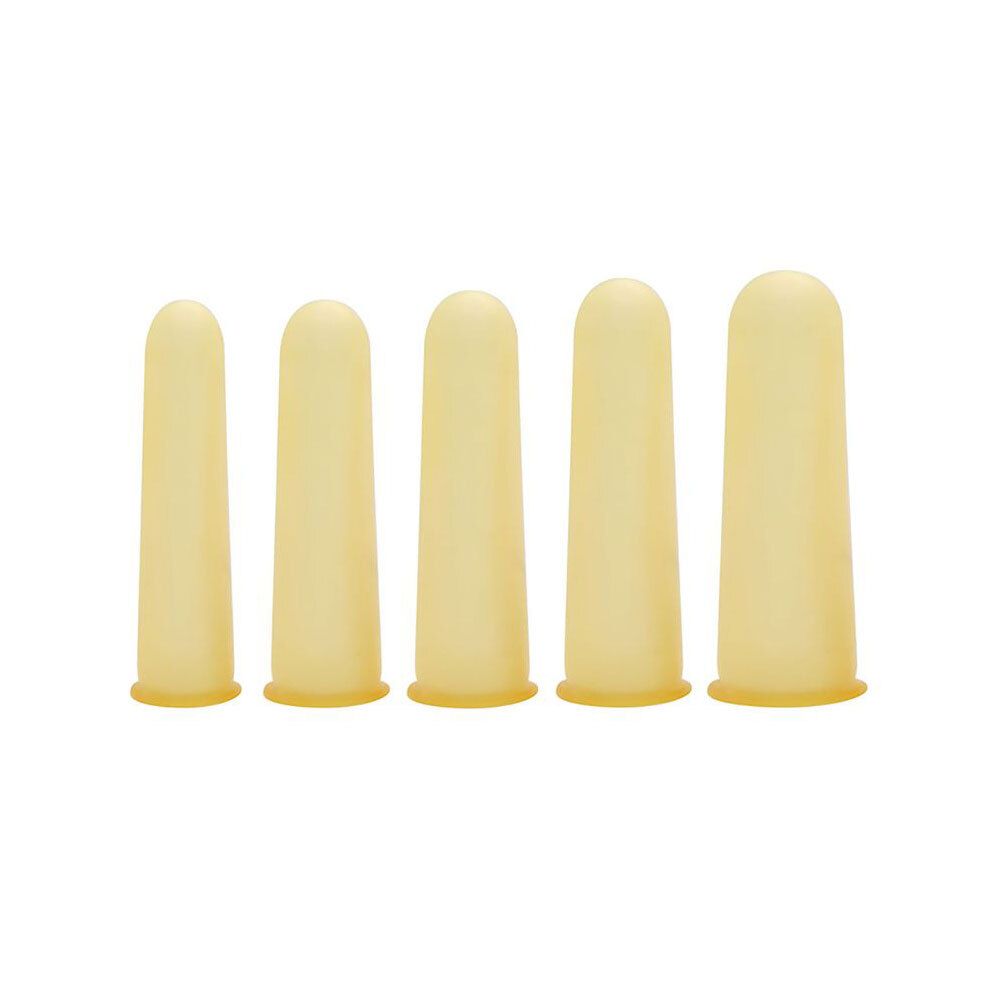 Cinq capuchons de doigt en caoutchouc beige de différentes tailles, côte à côte sur fond blanc.