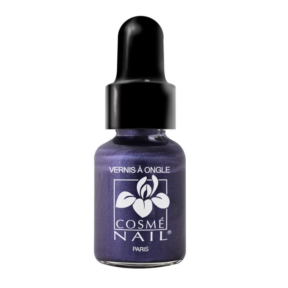 Flacon de vernis à ongles bleu foncé avec bouchon noir. Inscription: Cosmé Nail Paris, Vernis à Ongle.