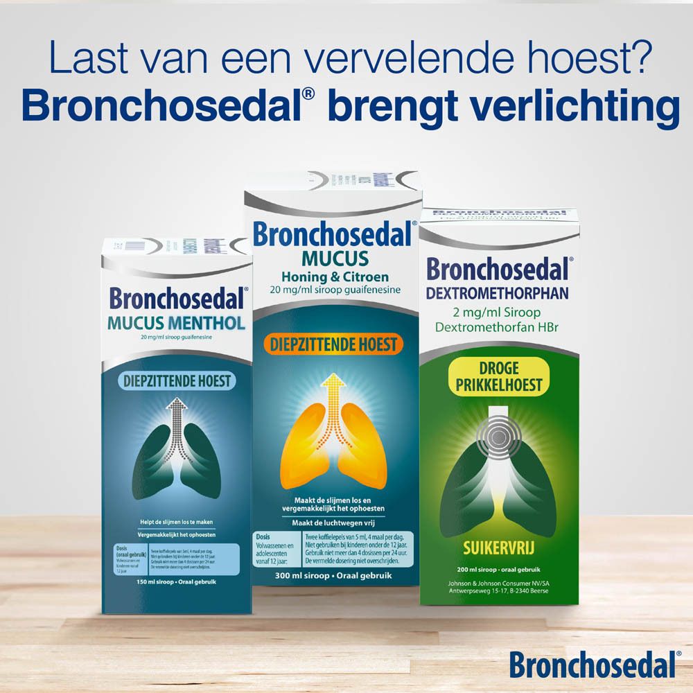 Drie productverpakkingen. Bronchosedal, Mucus, Honing & Citroen, Dextromethorphan.