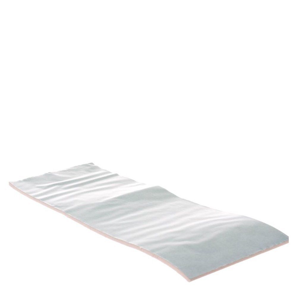 Pièce de feutre rectangulaire grise aux bords arrondis. Contour rose. Sur fond blanc.