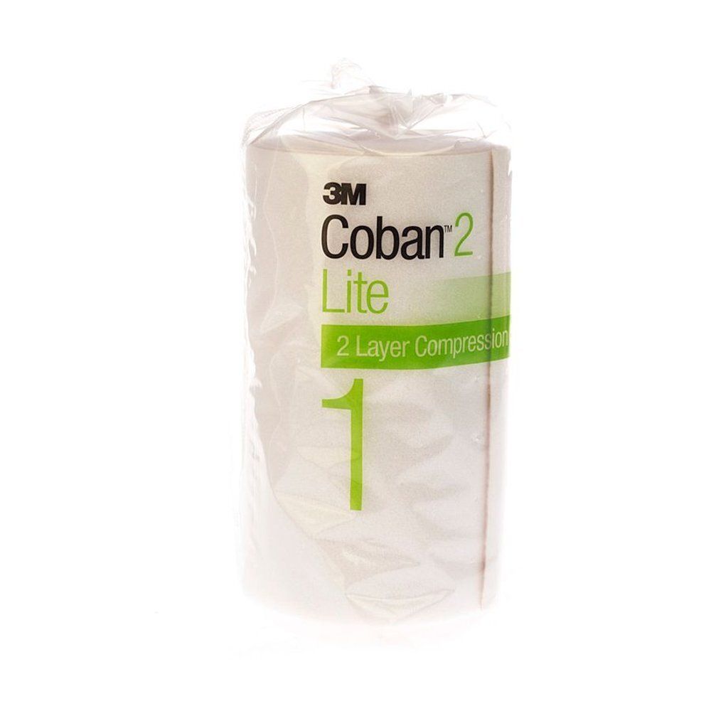 Bandage roulée dans un emballage transparent. Inscription : 3M Coban 2 Lite, compression 2 couches, chiffre 1 vert.