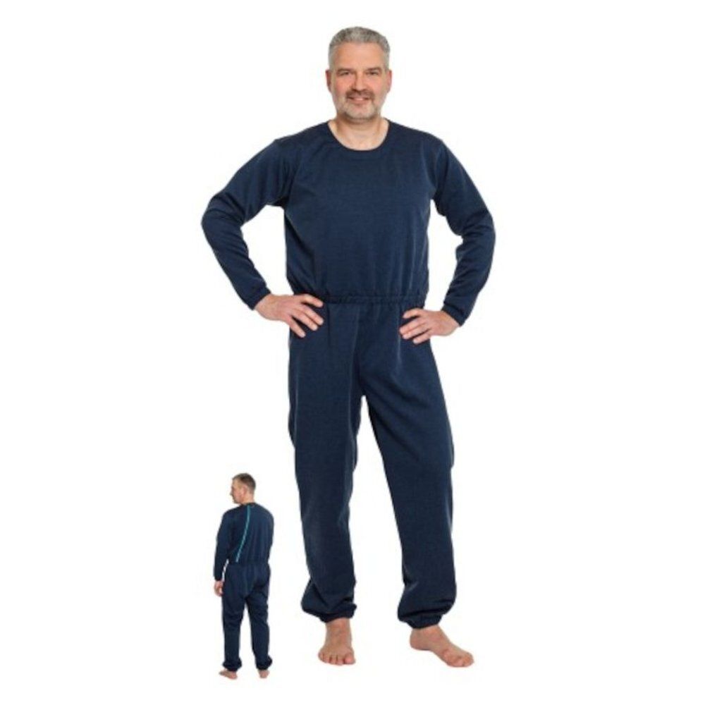 Blauwe overall voor heren met ritssluiting op de rug. Lange mouwen, ronde hals, elastische taille. Man staat blootsvoets.