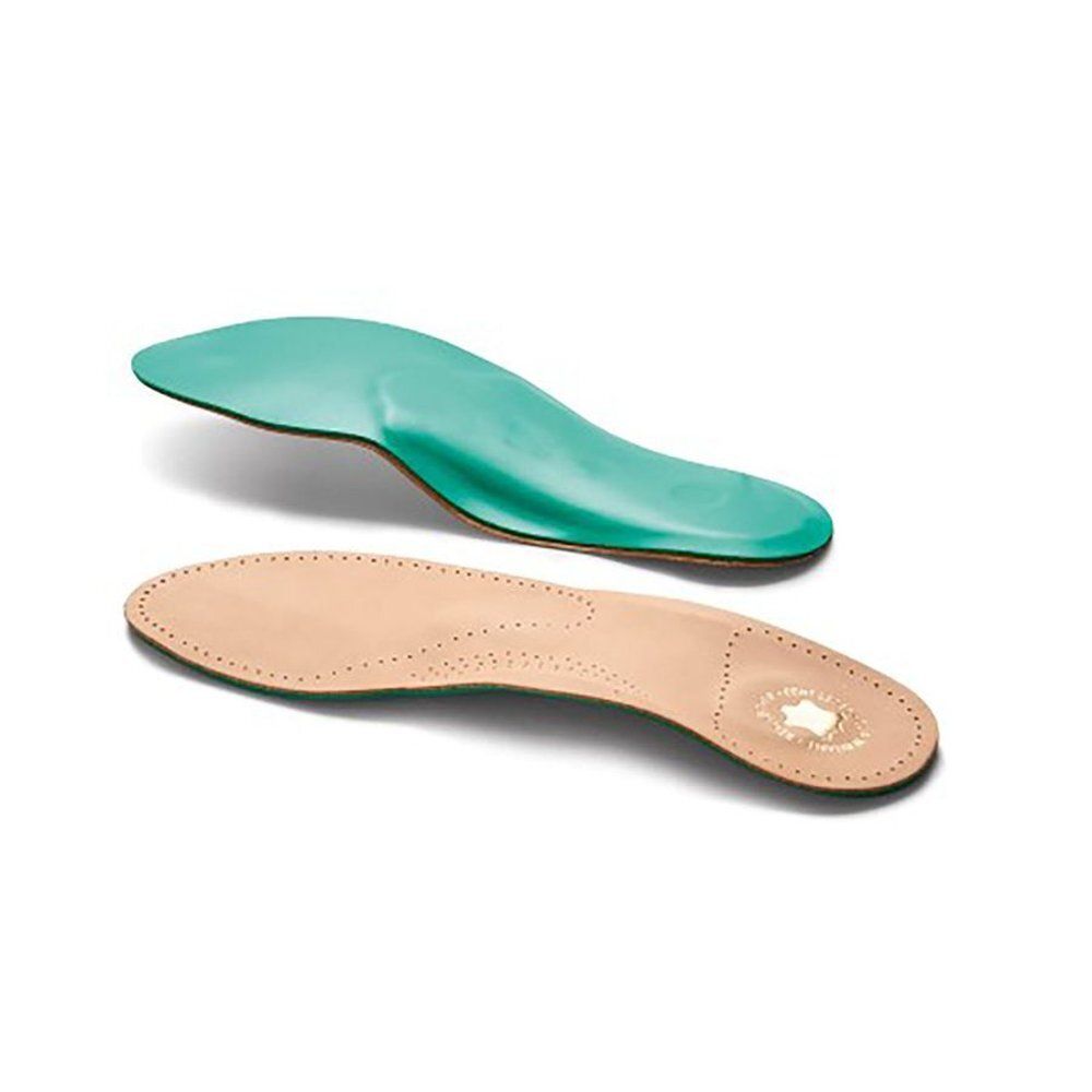 Deux semelles intérieures, une verte et une beige. La verte est au-dessus, la beige en dessous. Les deux sont profilées.