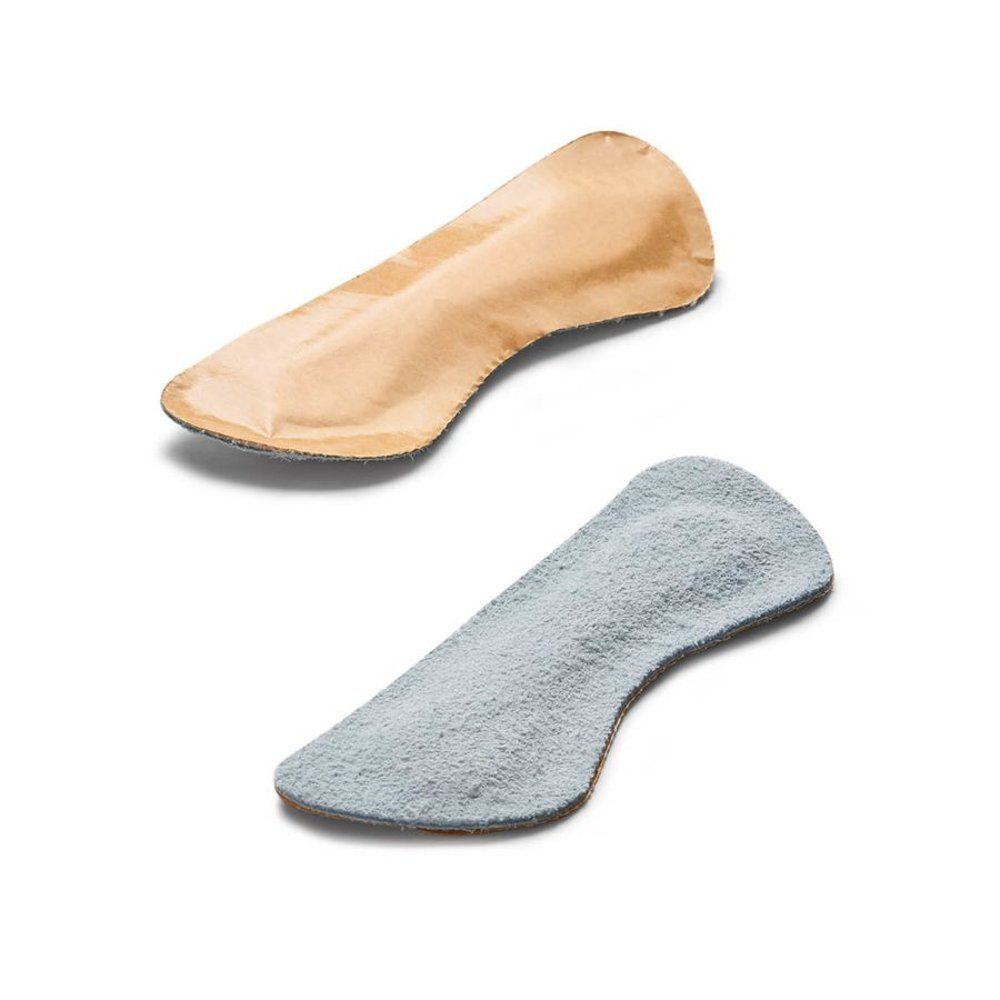 Twee inlegzolen, één beige, één grijs, met antislip onderkant. Vorm voor de hiel.
