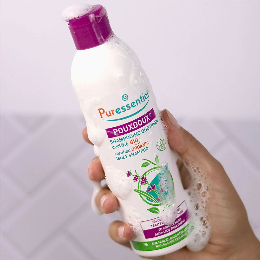 Flacon avec bouchon violet, recouvert de mousse. Inscription: Puressentiel Poudoux® Shampooing.