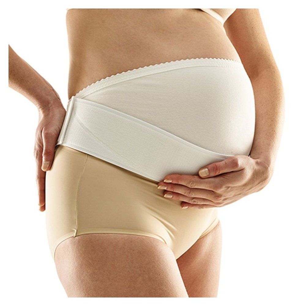 Vrouw met witte zwangerschapsband. Beige ondergoed.