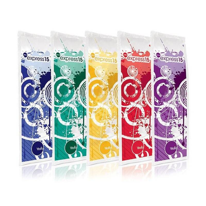 Cinq sachets de Vitaflo PKU Express 15 Tropical. Emballages colorés avec motifs circulaires et noms de produits. Différentes couleurs.
