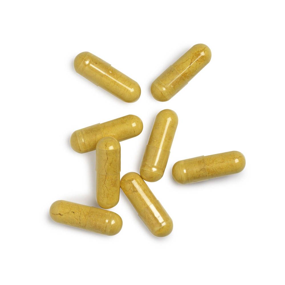 Zeven gele capsules. Transparante capsulehulzen. Op witte achtergrond.