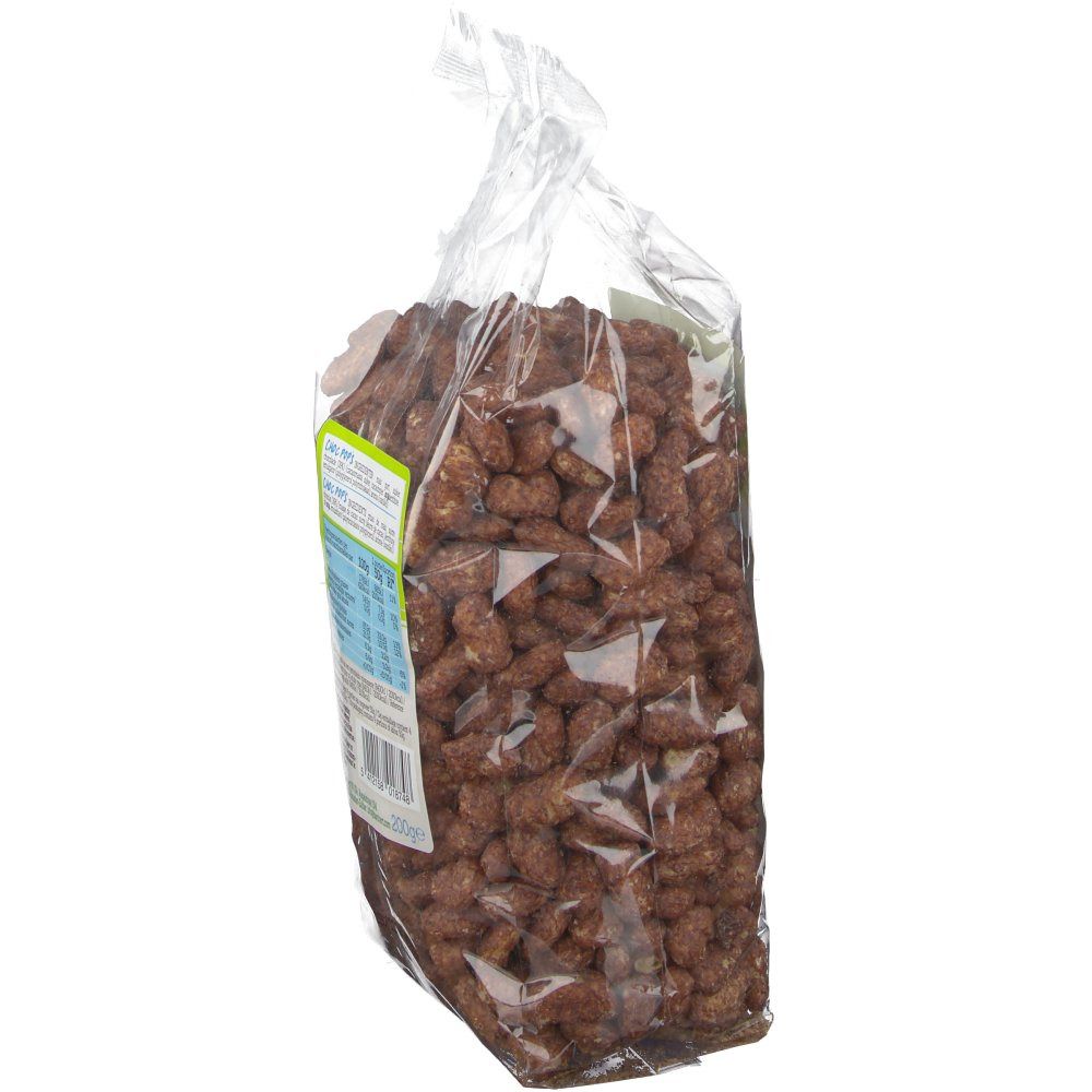Zijaanzicht van een transparante zak met glutenvrije Choc Pops. De zak is gevuld met bruine, onregelmatig gevormde ontbijtgranen.