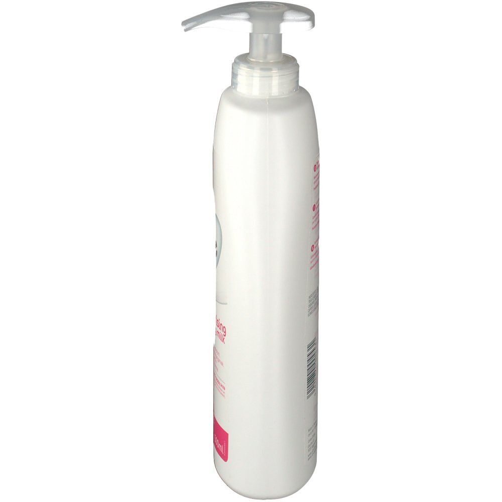 Witte fles met pomp, zijaanzicht. Opschrift: Care Expert, Moisturising cleansing milk. Roze etiketten met tekst. 500ml.