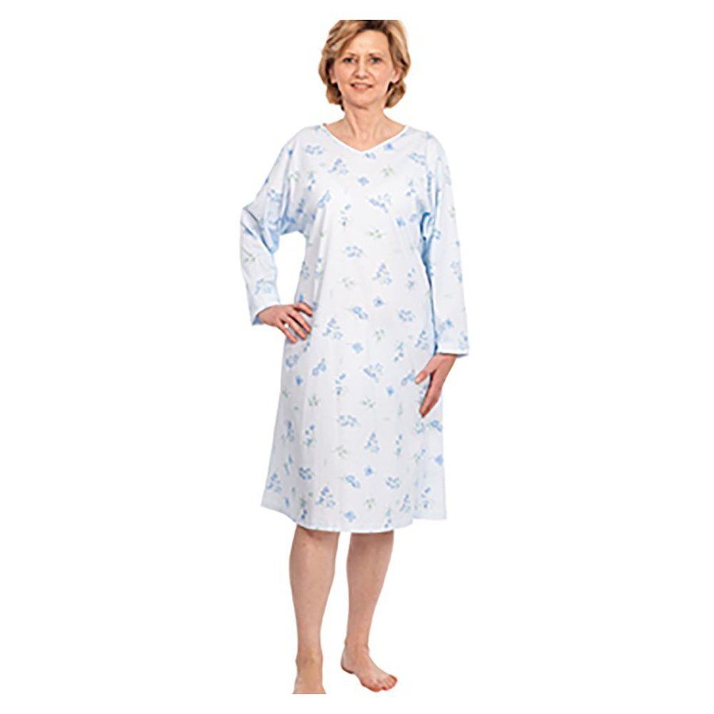 Chemise de patient blanche à motifs bleus, col en V, manches longues. Portée par une femme.