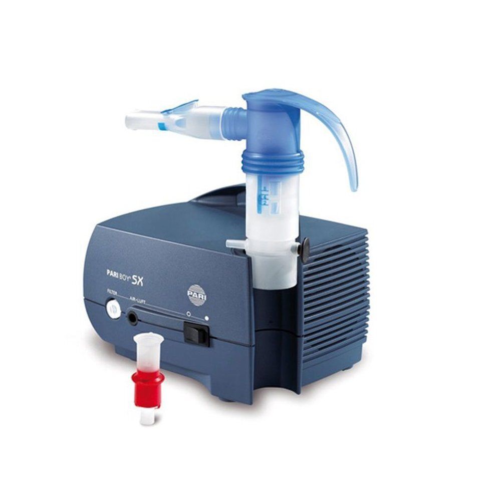 Donkerblauwe compressor met blauwe vernevelaar. Rode adapter ernaast. Opschrift: PARI BOY SX.