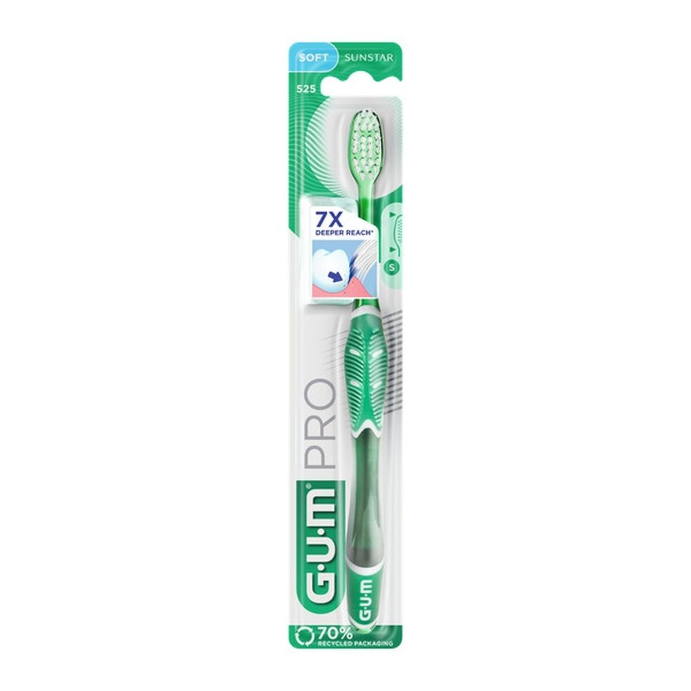 Groene tandenborstel in verpakking. Merk GUM Pro. Zachte borstelharen. 7x dieper bereik. 70% gerecycled materiaal.