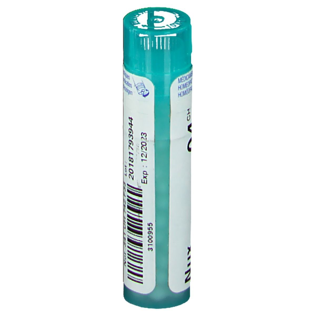 Tube cylindrique à bouchon vert. Inscription: Nux vomica. Étiquette avec numéro de lot et date d'expiration.