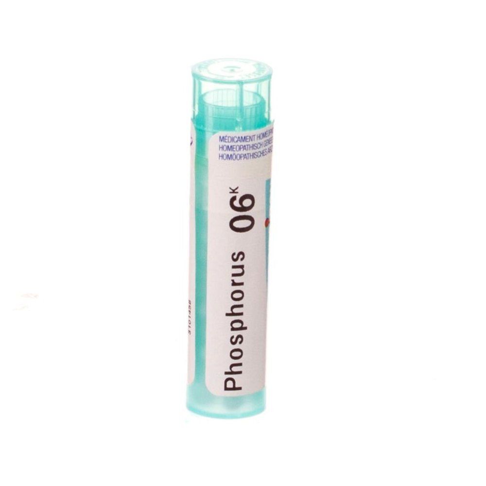 Cilindrische, turquoise fles met wit etiket. Opschrift: Phosphorus 06K. Transparante dop.