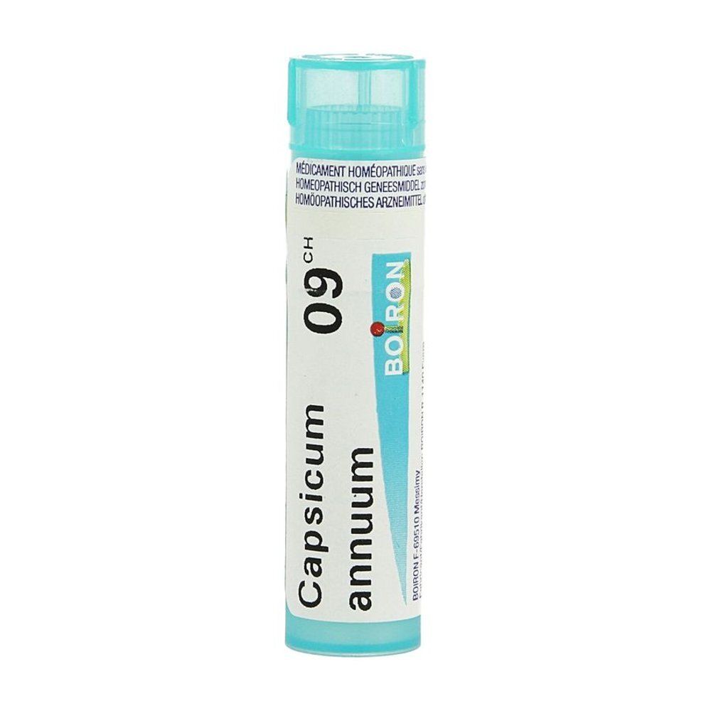 Tube cylindrique avec bouchon bleu. Inscription: Capsicum annuum 9CH, Boiron. Étiquette turquoise et blanche.