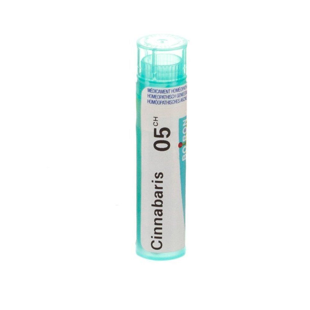 Tube blanc avec bouchon vert. Inscription: Cinnabaris 05 CH, Boiron. Médicament homéopathique.