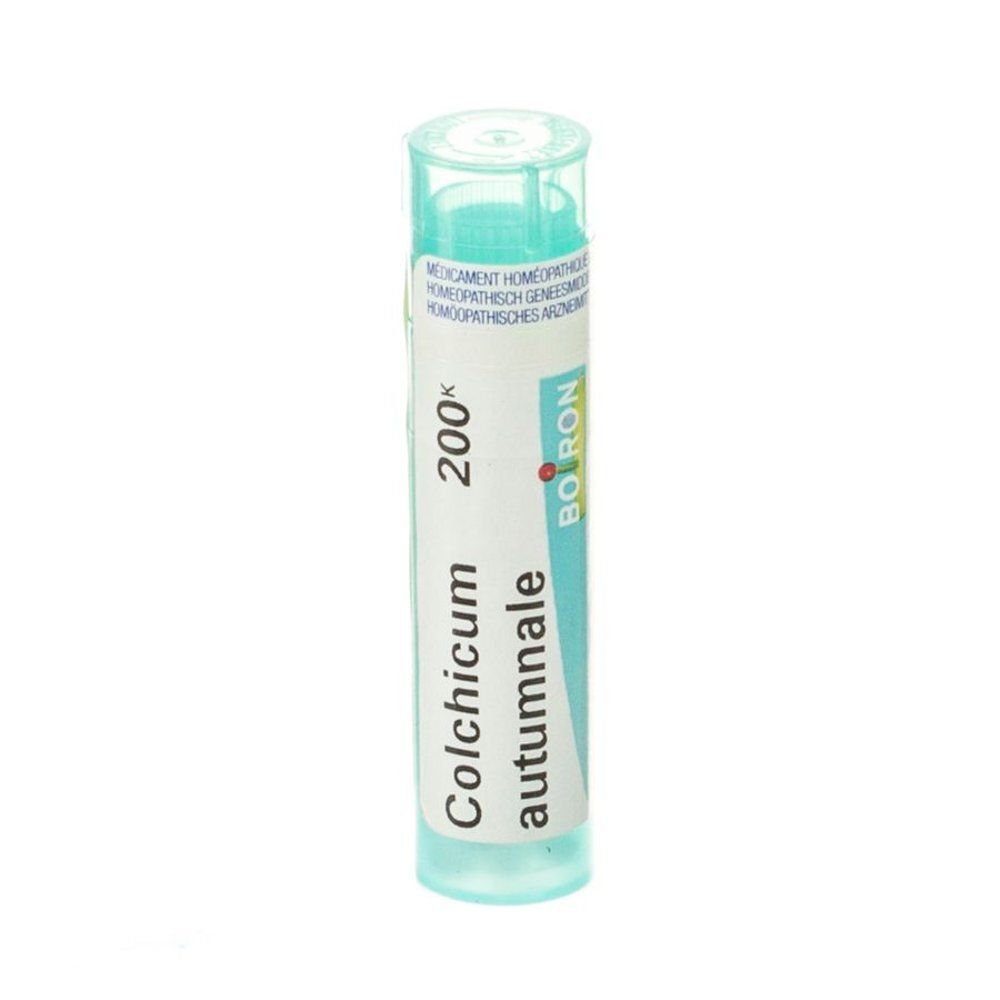Tube cylindrique vert clair. Inscription: Colchicum autumnale 200K. Marque Boiron. Médicament homéopathique.