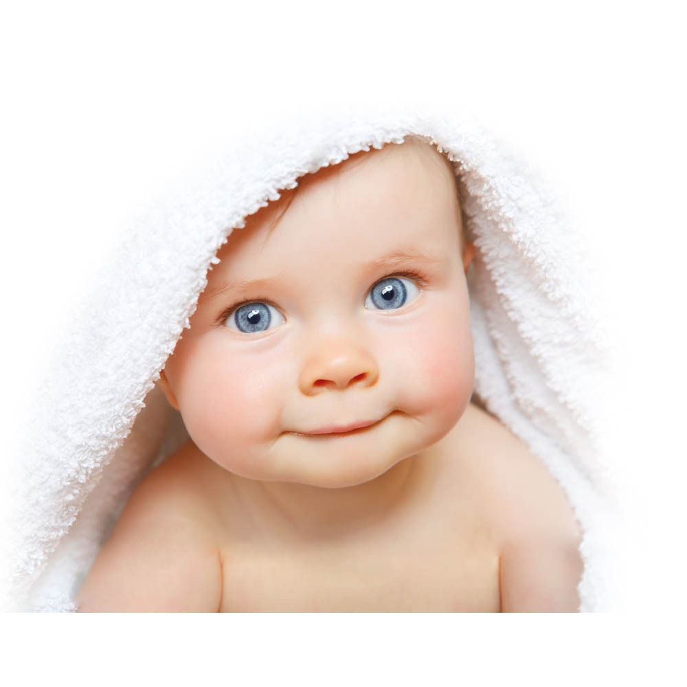 Close-up van een baby, gewikkeld in een witte handdoek. Blauwe ogen.